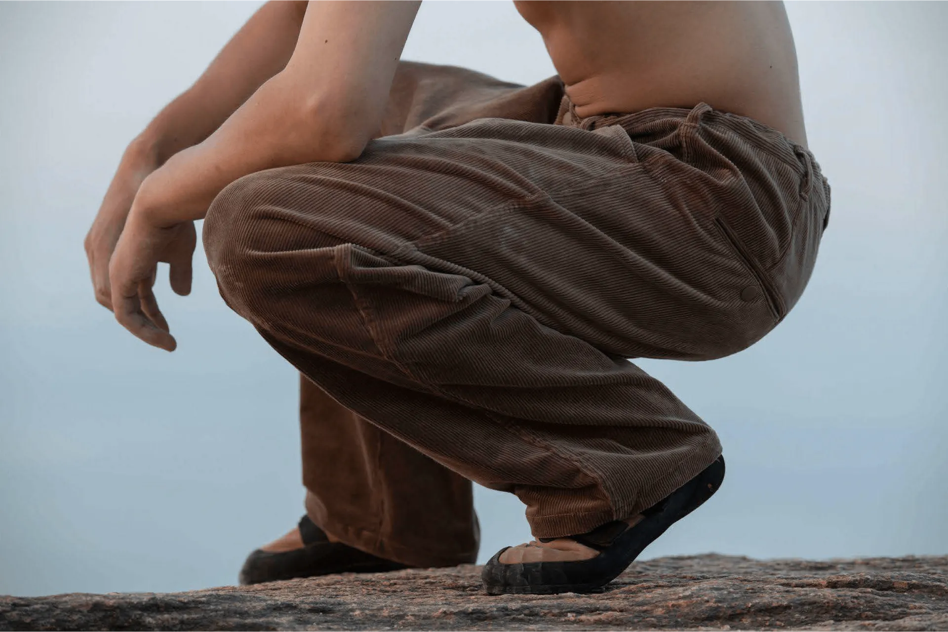 RSVEブランドのメインビジュアル。土着の魂と旅人の目を表現した風景